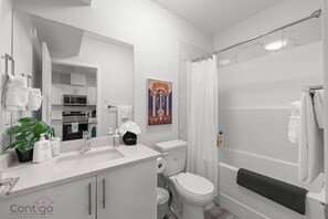 Haartrockner, Handtücher, Seife, Shampoo