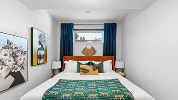 1 soveværelse, skrivebord, strygejern/strygebræt, weekendseng