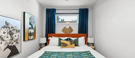 1 chambre, bureau, fer et planche à repasser, lit parapluie