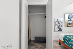 1 slaapkamer, een bureau, een strijkplank/strijkijzer, reisbedje