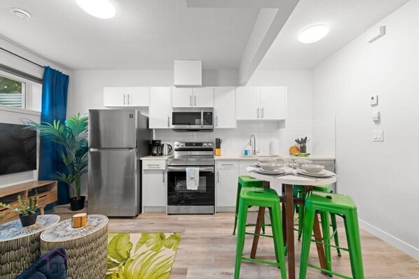 ثلاجة، ميكروويف، فرن، موقد طهي مسطح