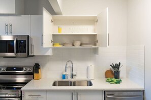 Een koelkast, een microgolfoven, een oven, een kookplaat