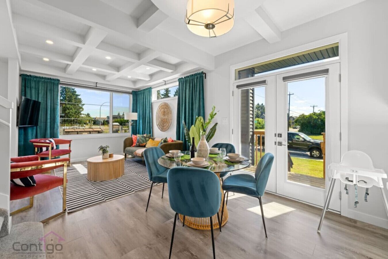 Smart-TV, bøker og kontorer