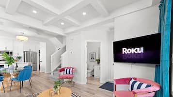 Smart TV, livros, escritórios