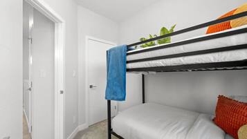 3 slaapkamers, een bureau, een strijkplank/strijkijzer, reisbedje