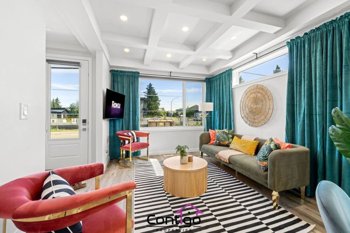 Smart-TV, bøker og kontorer