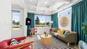 Een smart-tv, boeken en een kantoor