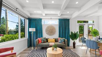 スマートテレビ、書庫、書斎 / ワークスペース