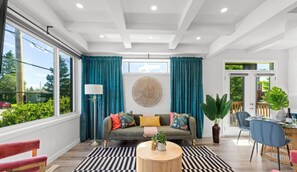 TV connectée, livres, espaces bureaux