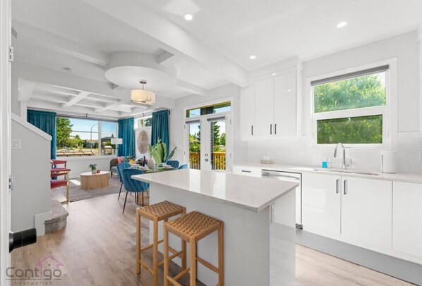 Fridge, microwave, oven, stovetop - Urban Jungle Getaway | AirCon | 10min to DT & WEM! (Edmonton)