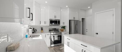 Réfrigérateur, micro-ondes, four, plaque de cuisson