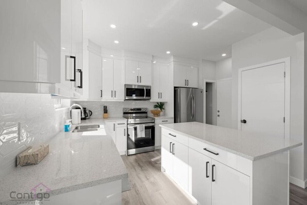 Jääkaappi, mikroaaltouuni, uuni, liesi