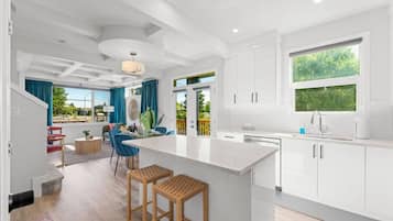 Jääkaappi, mikroaaltouuni, uuni, liesi