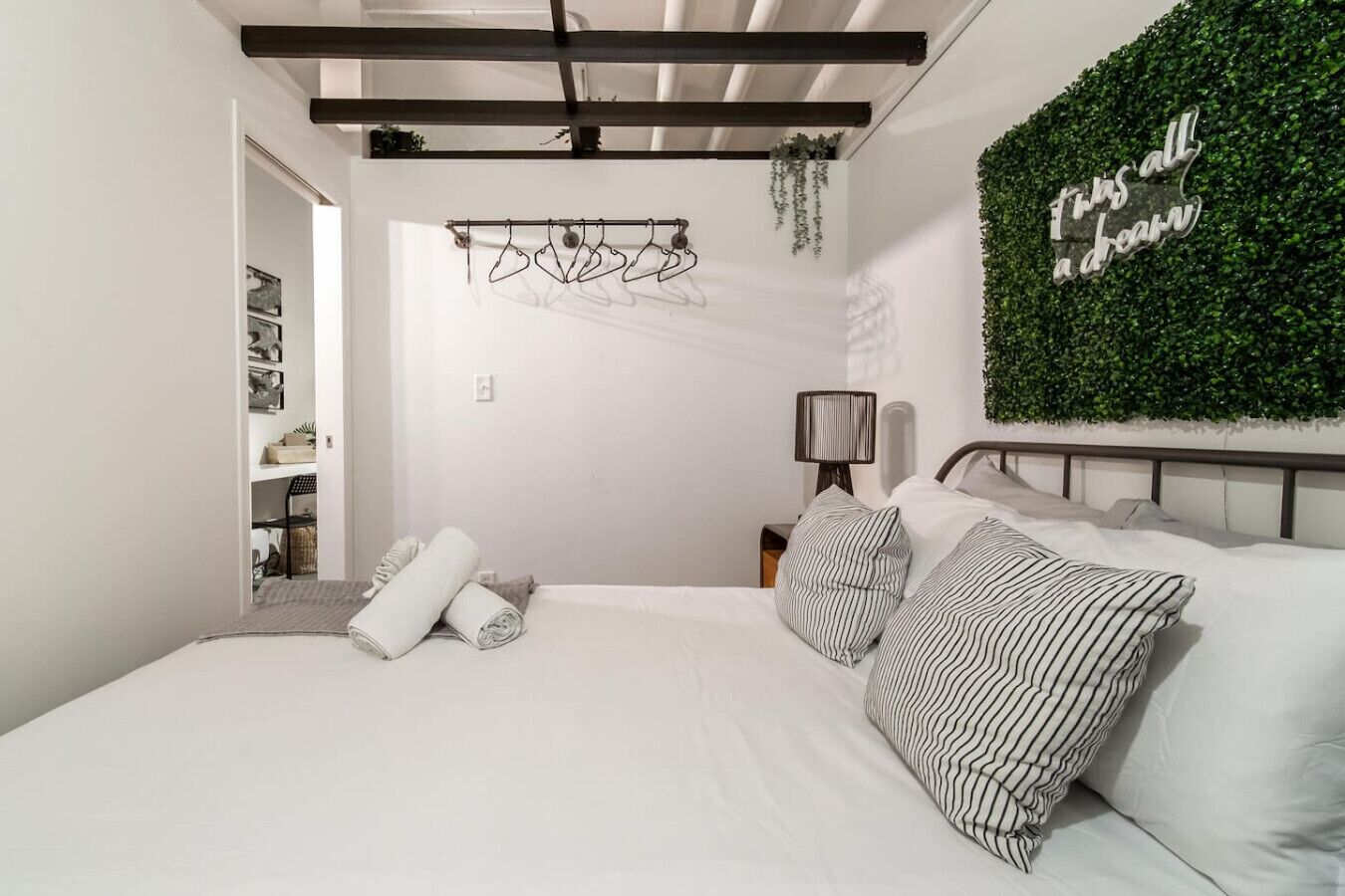 1 dormitorio, escritorio, tabla de planchar con plancha y cuna de viaje