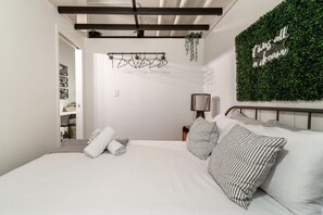 1 sovrum, skrivbord, strykjärn/strykbräda och resesäng