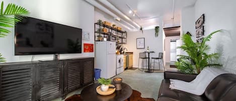 Smart TV, libros y oficina