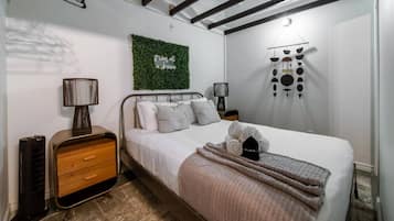 1 dormitori, escriptori i planxa i posts de planxar