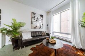 Smart-TV, Bücher, Arbeitsbereiche