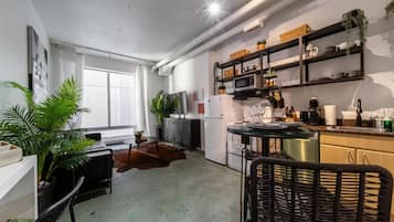 Frigorífico, microondas, horno y placa de cocina