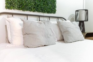 1 habitación, escritorio, tabla de planchar con plancha y cuna de viaje 