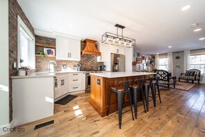 冷蔵庫、電子レンジ、オーブン、コンロ