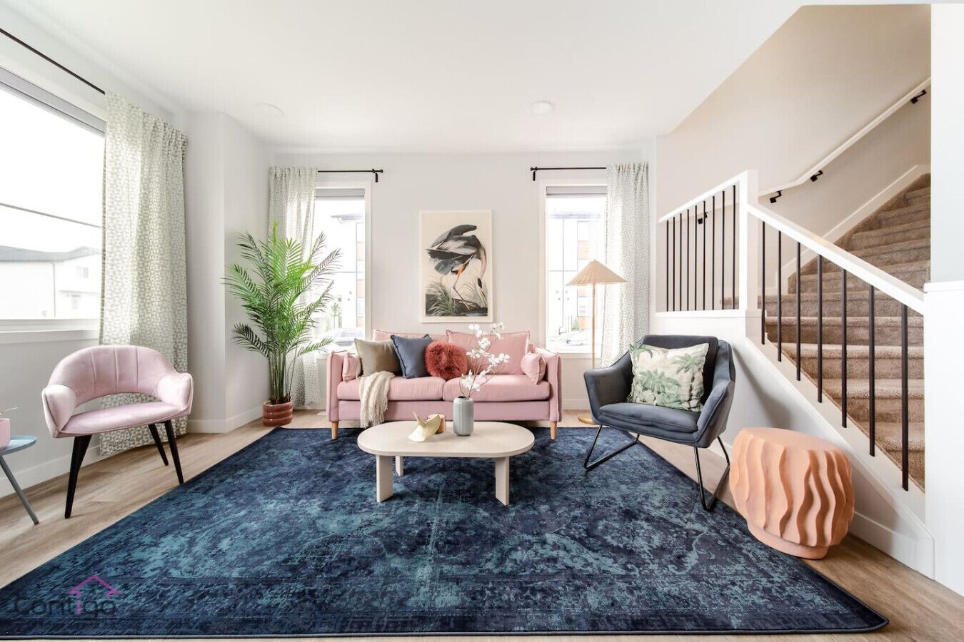 Smart-tv, boeken en een kantoor