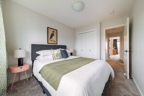 3 室のベッドルーム、デスク、アイロン / アイロン台、旅行用ベビーベッド