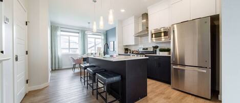 Kühlschrank, Mikrowelle, Ofen, Herdplatte