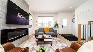 Smart TV, chimenea, libros, oficina