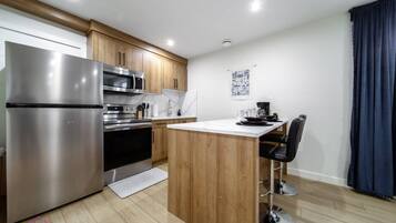 Geladeira, micro-ondas, fogão, cooktop