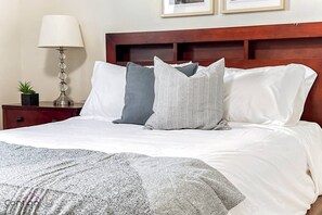 1 habitación, escritorio, tabla de planchar con plancha y cuna de viaje 