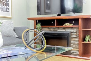 TV connectée, cheminée, livres, espaces bureaux