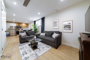 Smart-TV, Kamin, Bücher, Arbeitsbereiche