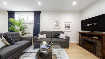 スマートテレビ、暖炉、書庫、書斎 / ワークスペース