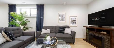 TV connectée, cheminée, livres, espaces bureaux