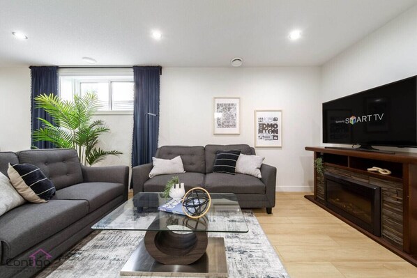 Smart-TV, Kamin, Bücher, Arbeitsbereiche