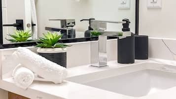 ヘアドライヤー、タオル