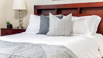 1 室のベッドルーム、デスク、アイロン / アイロン台、旅行用ベビーベッド