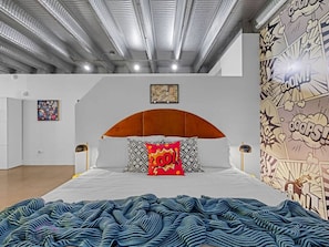 1 habitación, escritorio, tabla de planchar con plancha y cuna de viaje