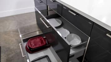 Køleskab, mikrobølgeovn, ovn, kogeplade