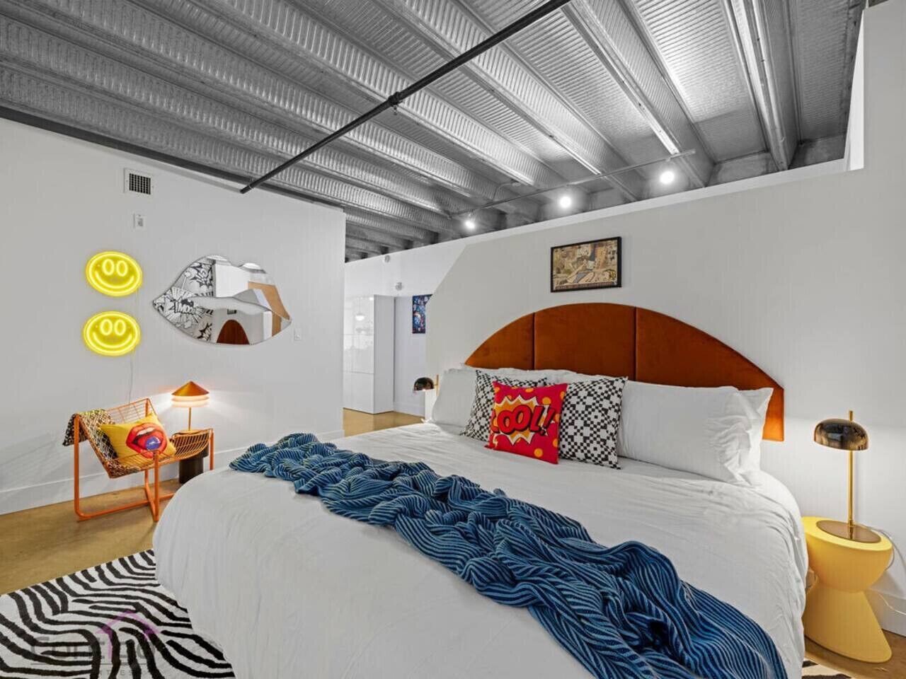 1 dormitorio, escritorio, tabla de planchar con plancha y cuna de viaje