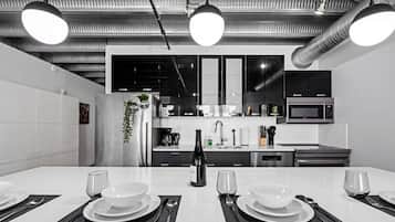 KĂŒhlschrank, Mikrowelle, Ofen, Herdplatte