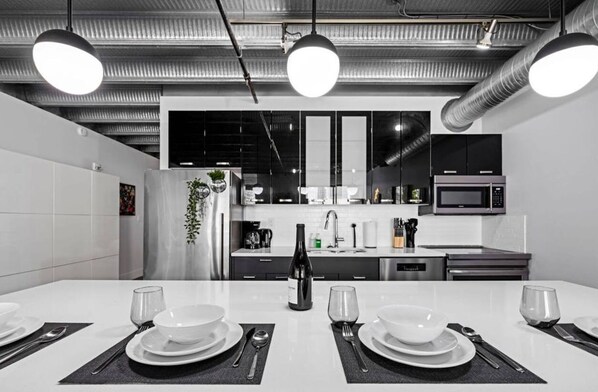 Kühlschrank, Mikrowelle, Ofen, Herdplatte