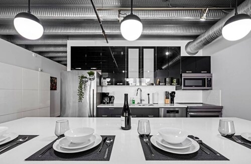 Urban Pop Loft | Near ICE District | UG Parking!