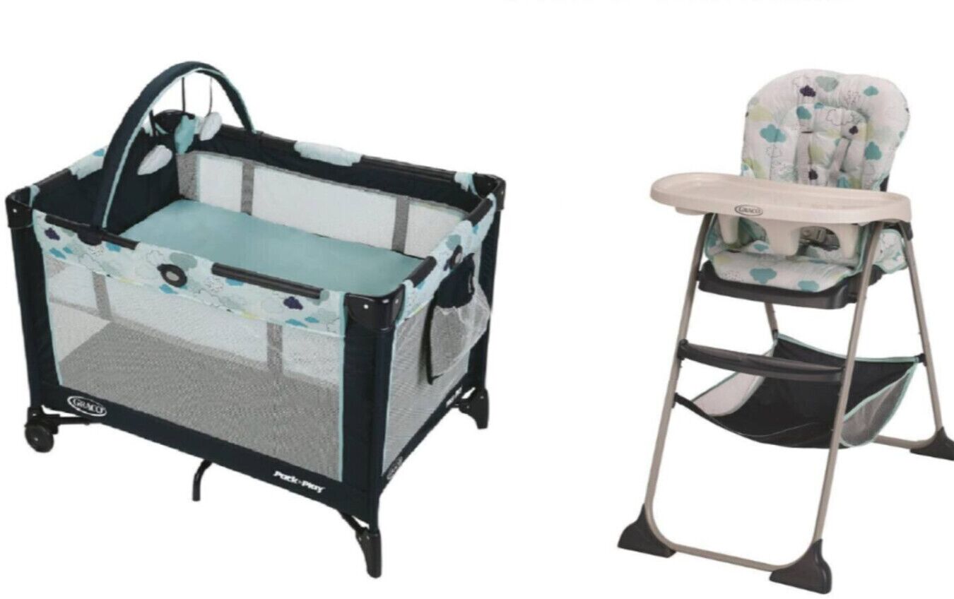 Une poussette pour bébé dotée d’une capote en tissu aéré et d’un siège avec un dossier haut.