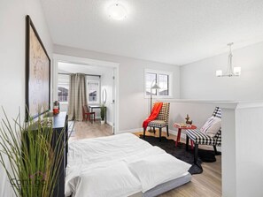 4 habitaciones, escritorio y tabla de planchar con plancha
