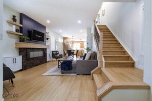 Smart TV, chimenea, libros y oficina 