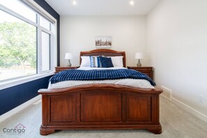 4 sovrum, skrivbord, strykjärn/strykbräda och resesäng