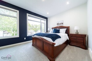 4 Schlafzimmer, Schreibtisch, Bügeleisen/Bügelbrett, Reisekinderbett