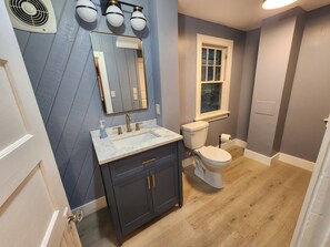 Sèche-cheveux, serviettes fournies, savon, papier toilette